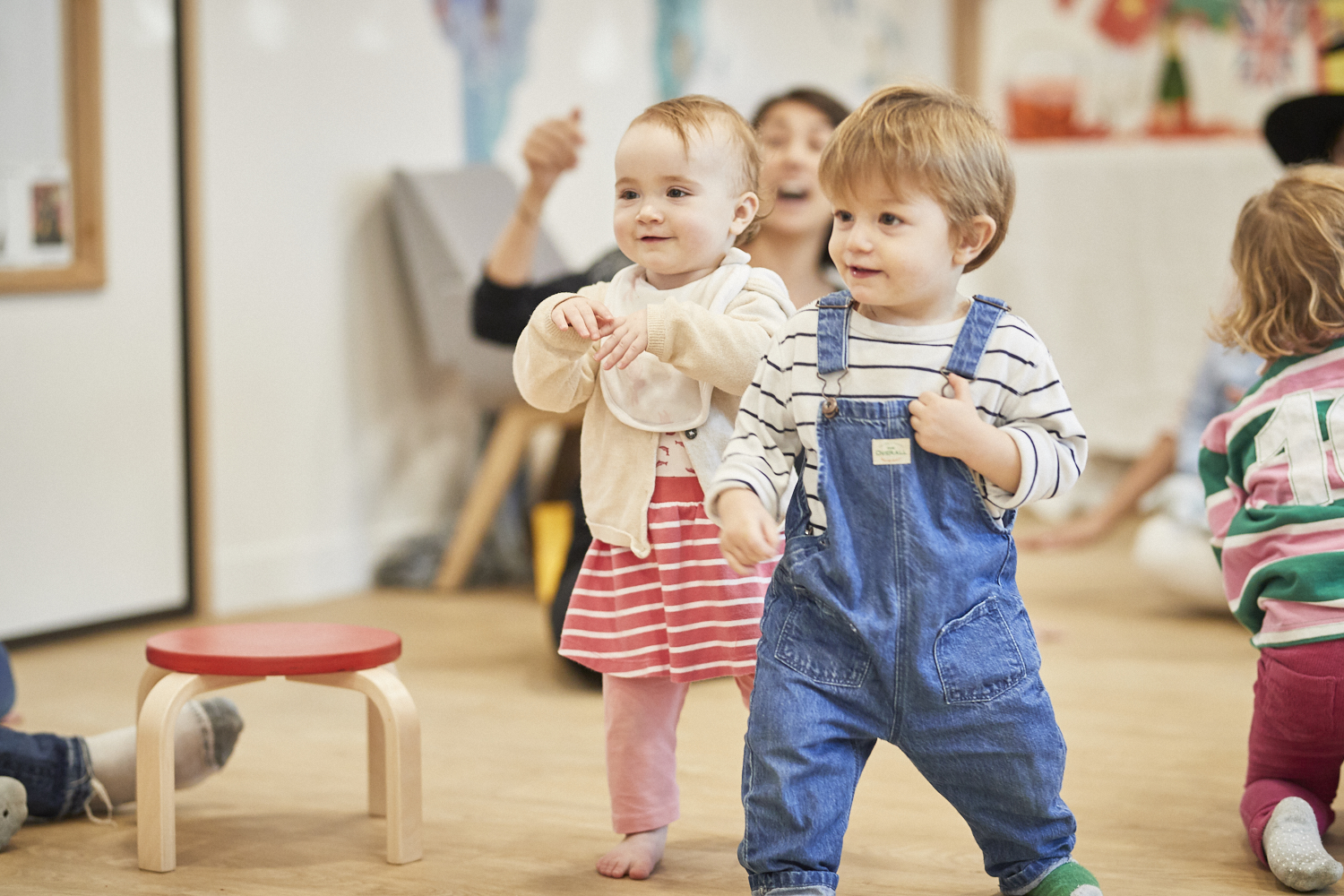 Enfant riant en atelier