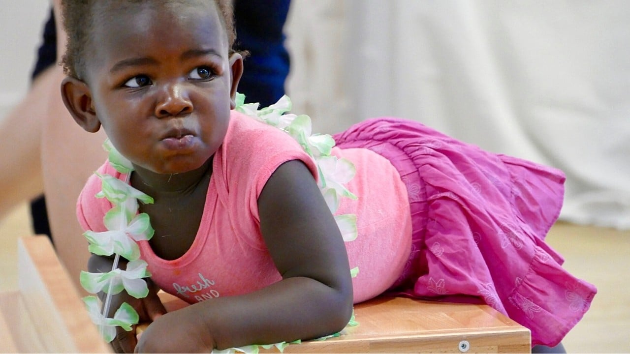 Enfants en train de marcher, crèche Claudine Olivier